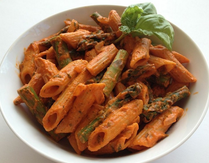 Meatless Monday – Roasted Red Pepper Pasta Sauce over Asparagus